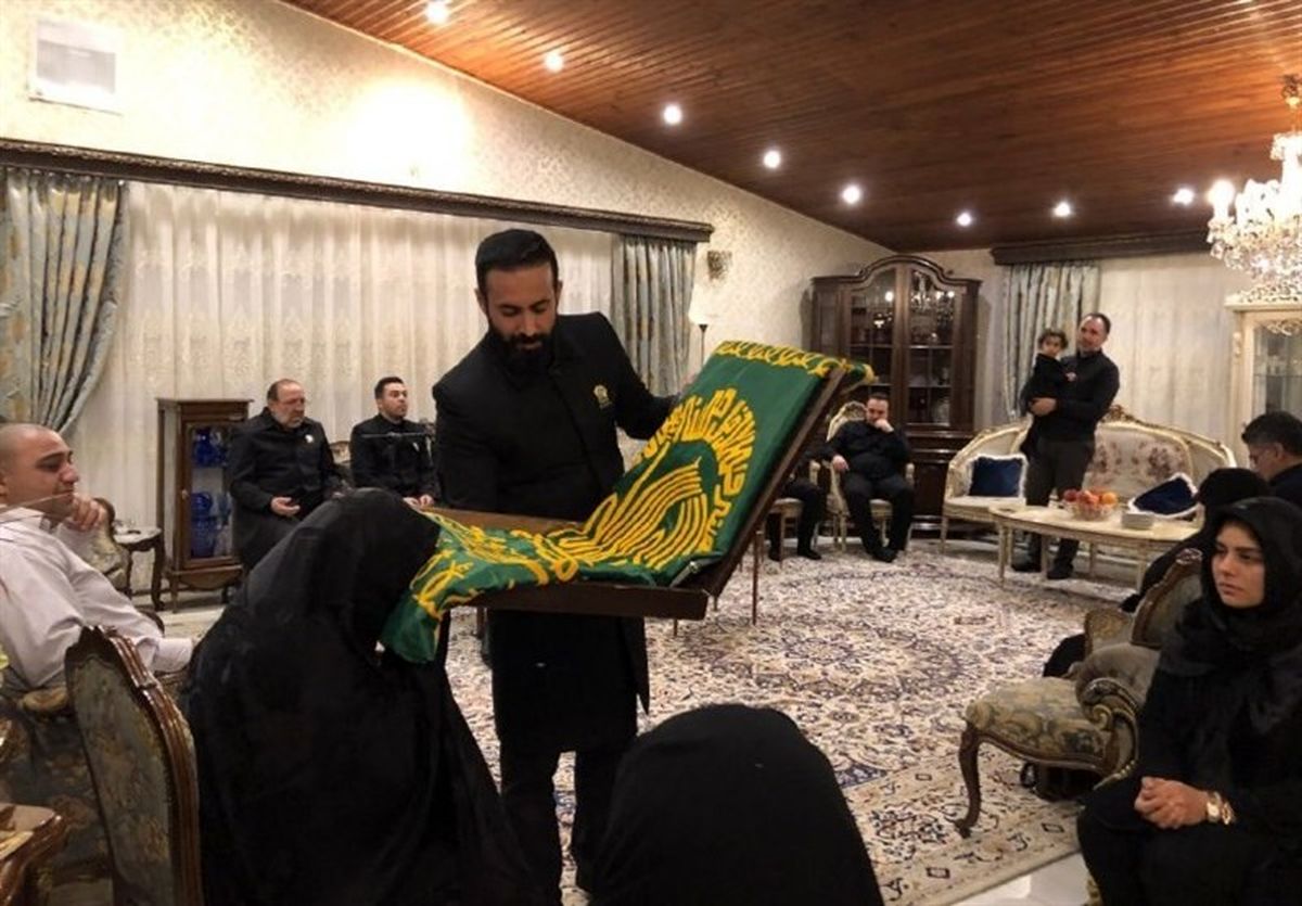 حضور خادمان آستان قدس رضوی در منزل شهدای سقوط هواپیمای‌ اوکراینی