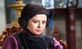 خانواده‌ای ثروتمند با پوششی عجیب در یک سریال لاکچری