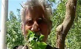 این مرد تنها با خوردن شاخ و برگ درختان زنده است