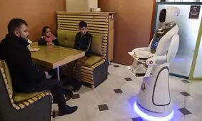 فیلم| نخستین ربات پیشخدمت رستوران در افغانستان