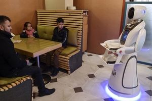 فیلم| نخستین ربات پیشخدمت رستوران در افغانستان