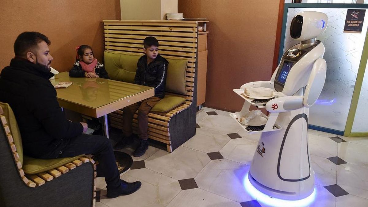 فیلم| نخستین ربات پیشخدمت رستوران در افغانستان