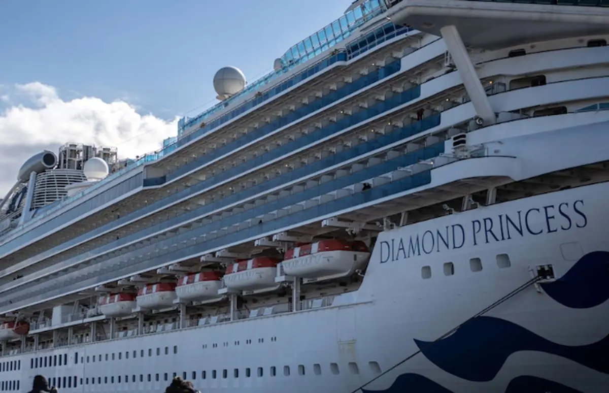 دولت ژاپن ۲ هزار آیفون به مسافران محصور در کشتی مشکوک به ویروس کرونا اهدا کرد