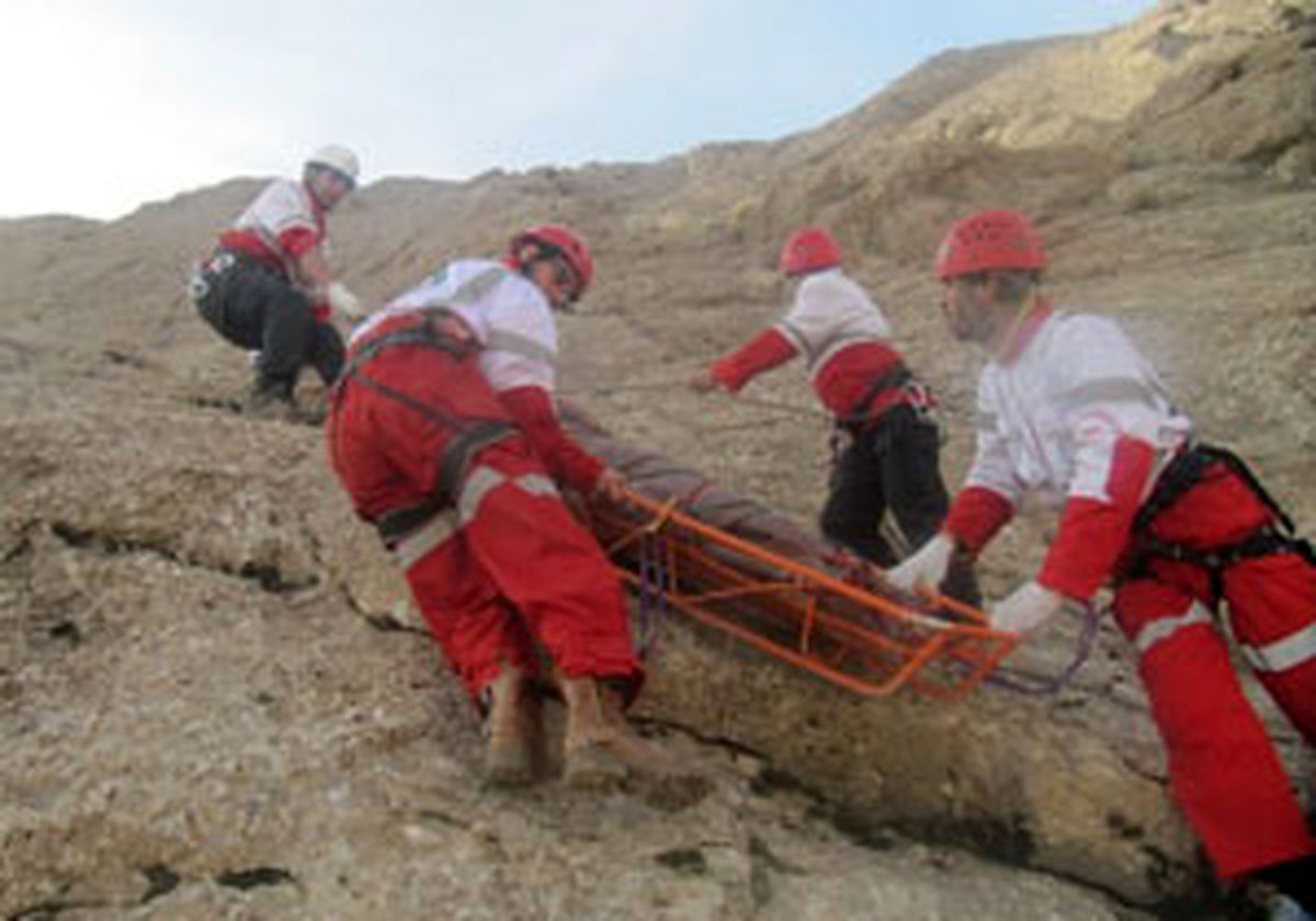 نجات جان کوهنورد گرفتار در ارتفاعات زردکوه