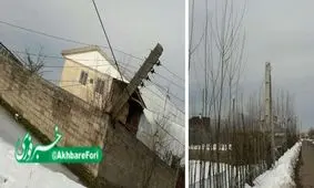 کج شدن تیرهای چراغ برق در روستای صوفیانده صومعه سرا بر اثر شدت برف