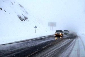 بارش برف و باران در جاده‌های ۱۱ استان کشور/ تردد در محور‌های کوهستانی تنها با زنجیرچرخ