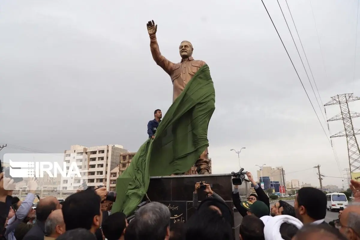 رونمايي از تندیس شهید قاسم سلیمانی در سه‌راه فرودگاه اهواز