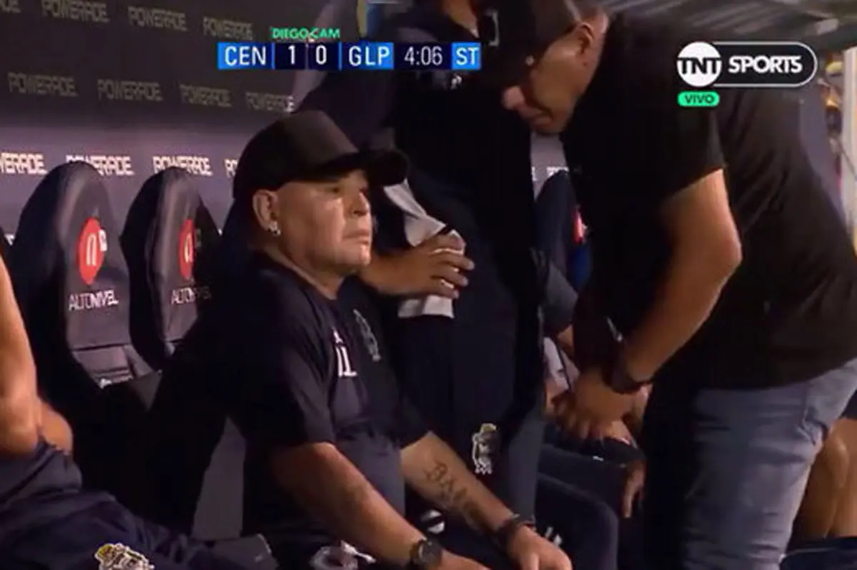 فیلم| مصرف مواد مخدر روی نیمکت در جریان بازی؟