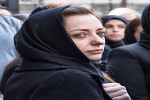 فیلم / عصبانیت نفیسه روشن در مراسم یادبود عارف لرستانی