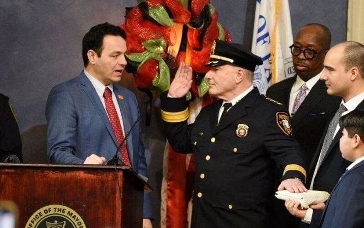 رئیس پلیس جدید و مسلمان یکی از شهرهای آمریکا به قرآن سوگند یاد کرد