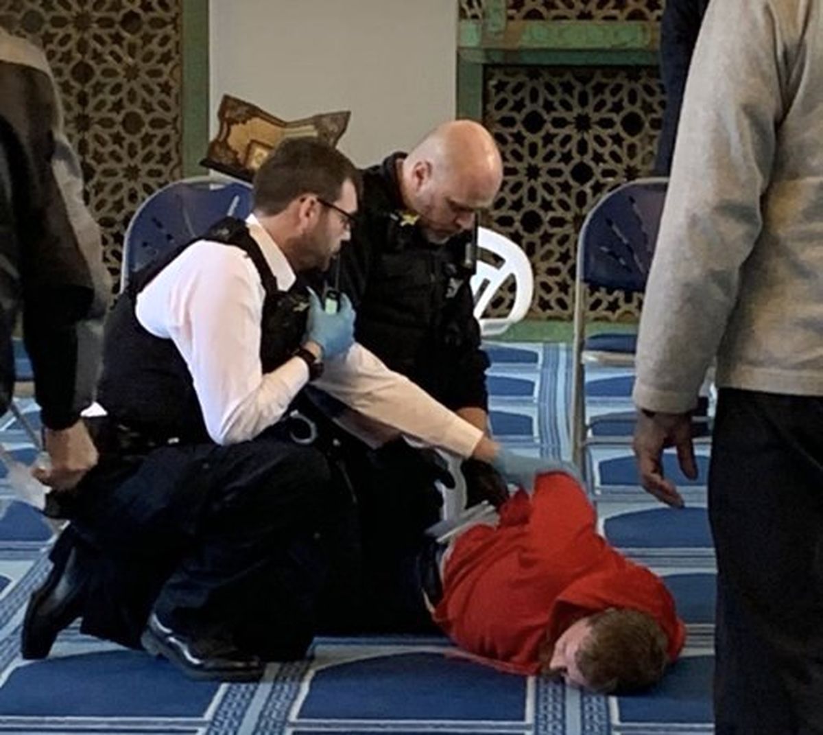 یک «فرد نژادپرست» با چاقو به حاضران در مسجدی در لندن حمله کرد
