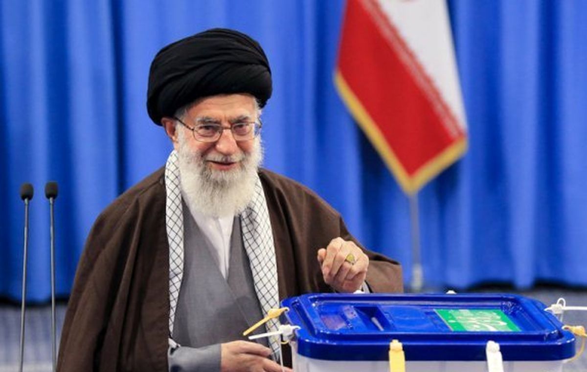 تصویری از شناسنامه رهبر معظم انقلاب در حاشیه رای دادن ایشان در حسینیه امام خمینی(ره)