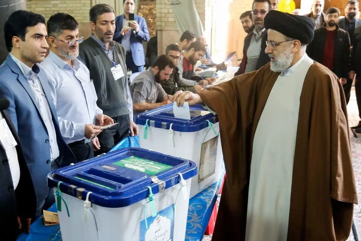 آیت‌الله رئیسی با حضور در یکی از مساجد قدیمی پایتخت، رأی خود را به صندوق انداخت
