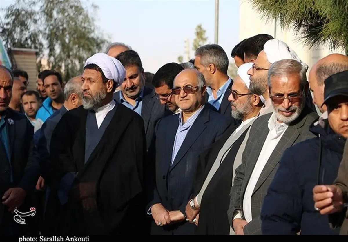 ادای احترام مردم به سردار دل‌ها در کرمان / حضور پر‌شور مردم در صفوف اخذ رای در جوار مزار حاج قاسم‌