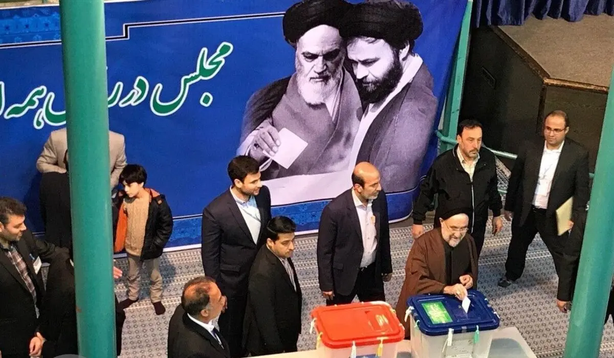 کدام چهره سیاسی همزمان با خاتمی در حسینیه جماران بود؟ / فیلم