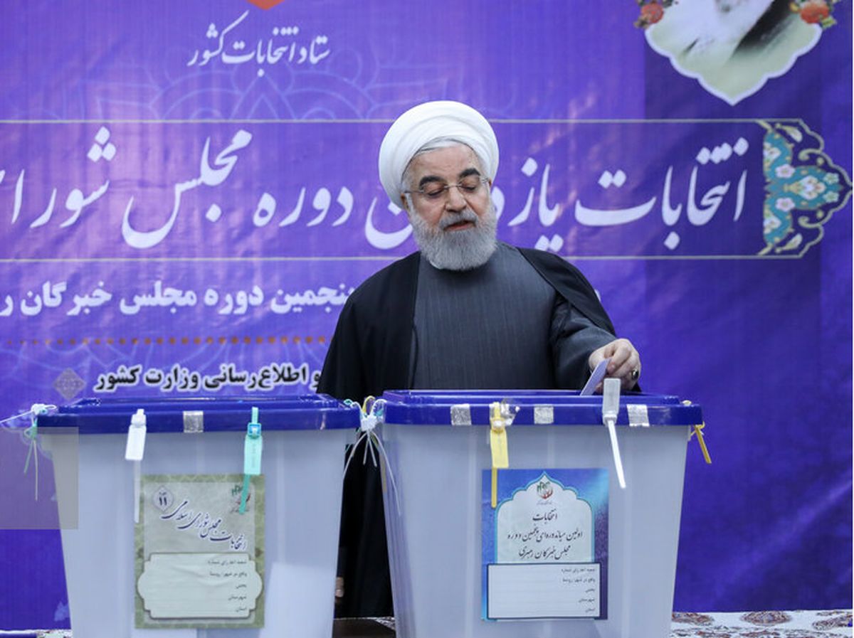 رییس‌جمهوری رای خود را به صندوق انداخت / روحانی: امیدواریم انتخابات ۱۴۰۰ الکترونیکی برگزار شود / فیلم