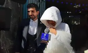 حضور عروس و داماد در مسجد جامع کرج برای شرکت در انتخابات مجلس