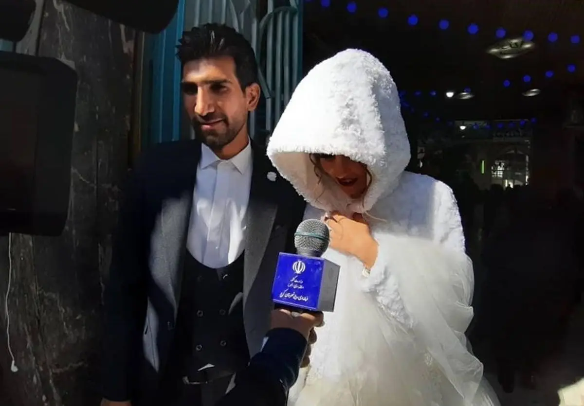 حضور عروس و داماد در مسجد جامع کرج برای شرکت در انتخابات مجلس