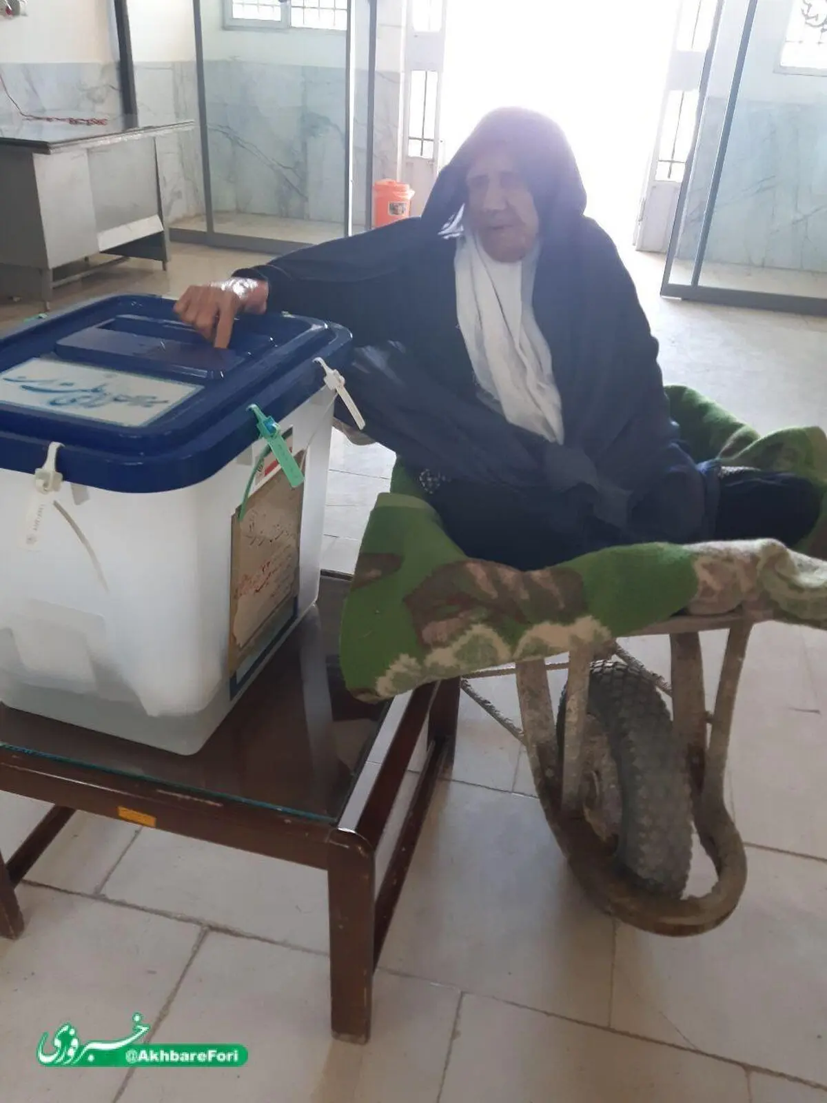 حضور متفاوت خانم مسن میبدی در محل اخذ رای