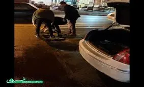 ترمیم آسفالت خیابان توسط مردم