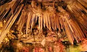 آسیب گردشگران به زیبایی‌های بصری غار مغان