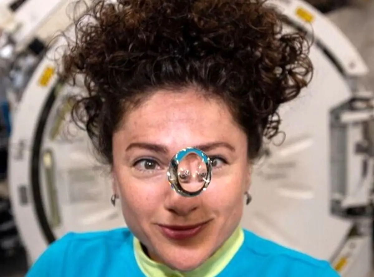 فضانورد ناسا پشت یک قطره آب معلق