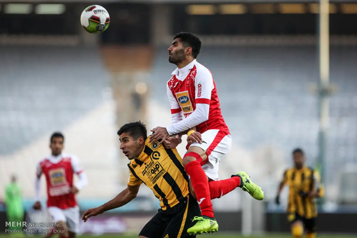 وضعیت عجیب بازی با سپاهان/ بازگشت بازیکنان پرسپولیس به رختکن!
