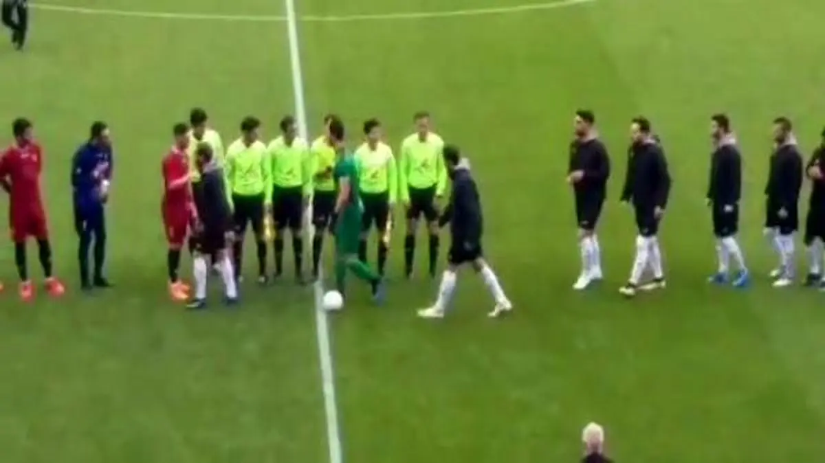 فیلم| دست دادن عجیب و غریب مراسم آغازین بازی شهرخودرو مقابل نفت مسجدسلیمان