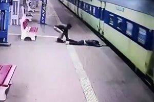 زنده ماندن معجزه‌آسای یک مرد پس از افتادن به زیر مترو + فیلم