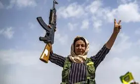 زنان کُرد مسلح با لباس گلدار و دمپایی از مزارع گرانبهای گندم محافظت می‌کنند/ ویدئو