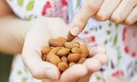 بادام را قبل از خودن خیس کنید . اما چرا ؟