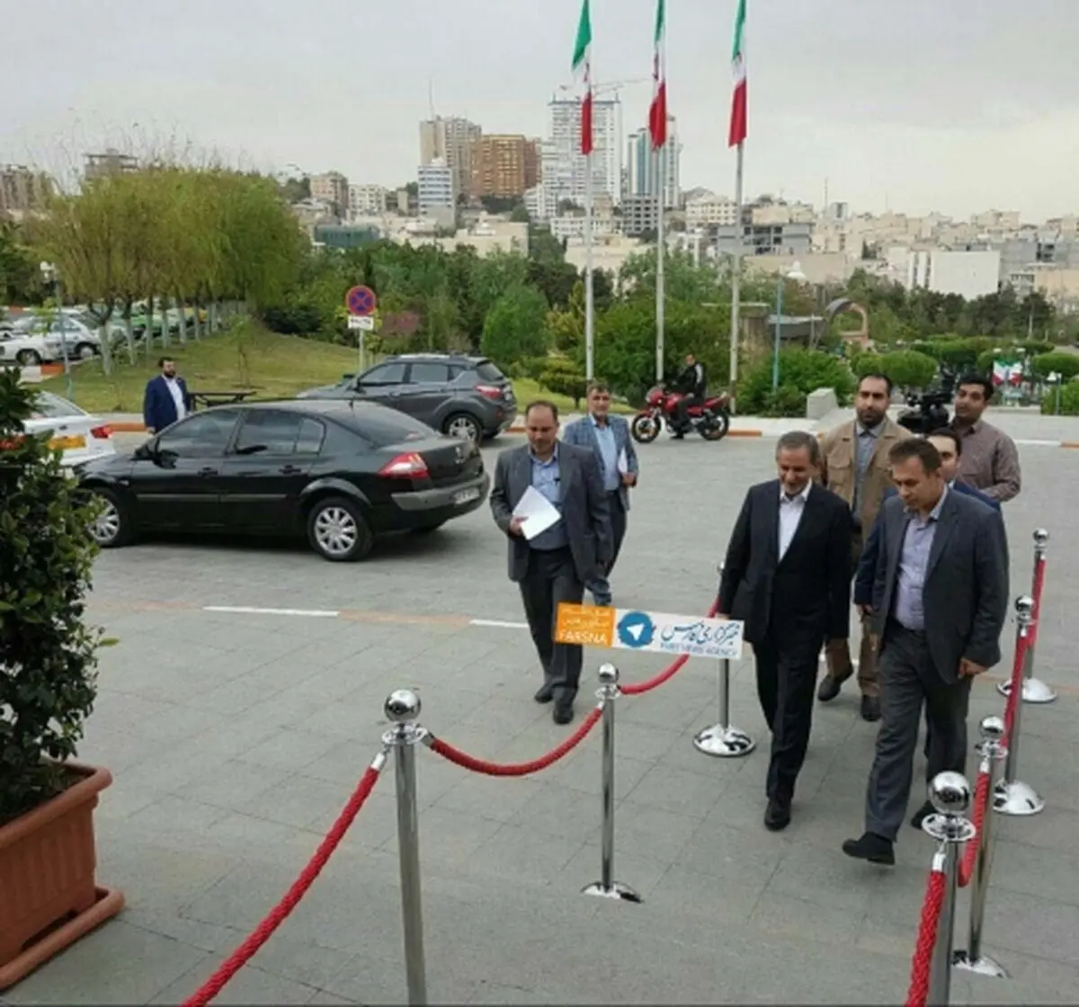 حضور جهانگیری برای ضبط برنامه رادیوئی