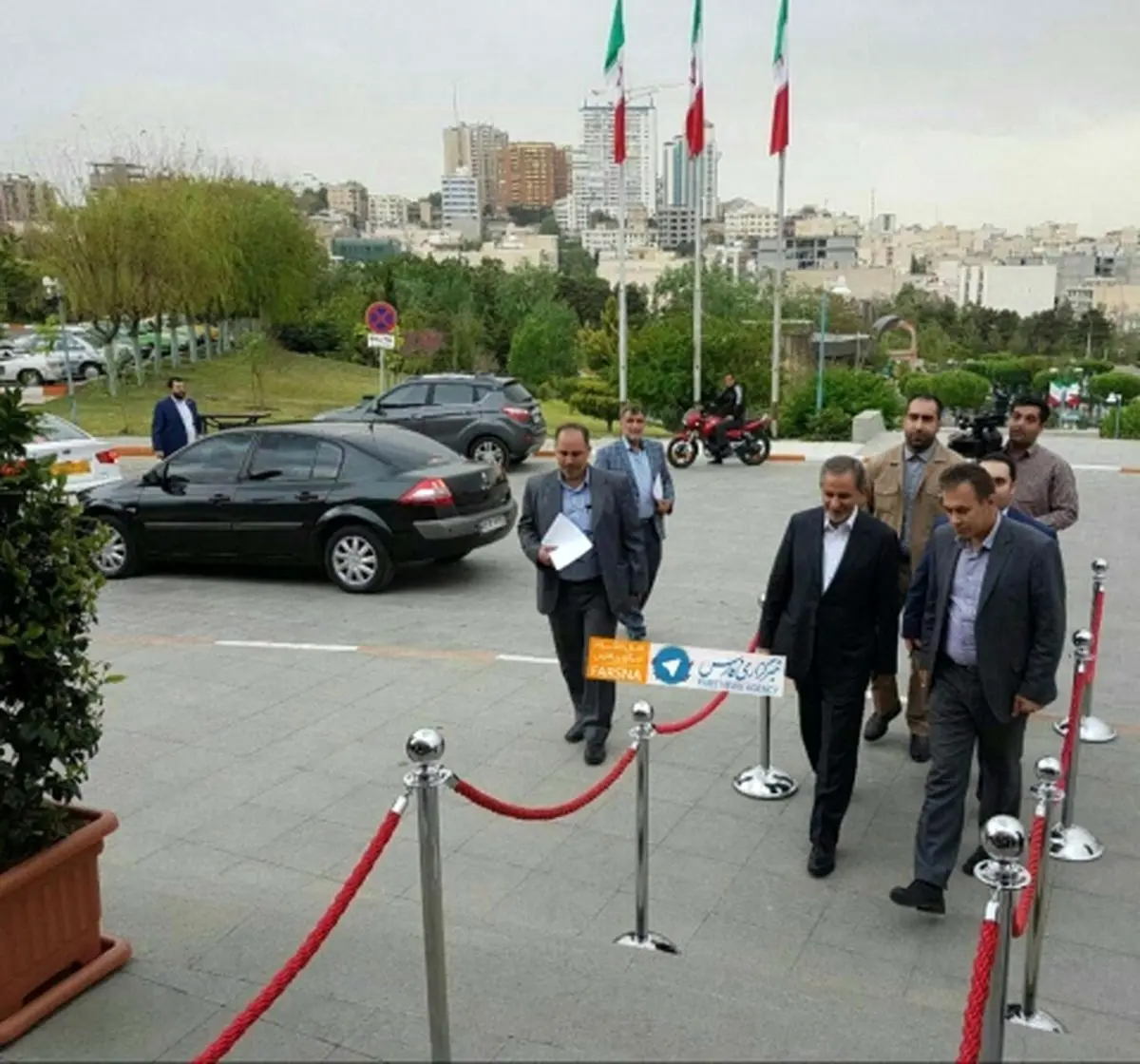 حضور جهانگیری برای ضبط برنامه رادیوئی