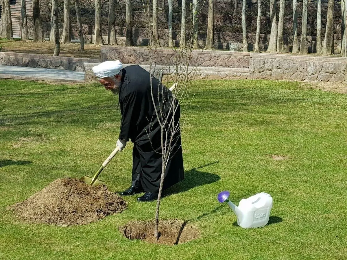 کاشت نهال توسط رییس جمهوری همزمان با روز درختکاری 