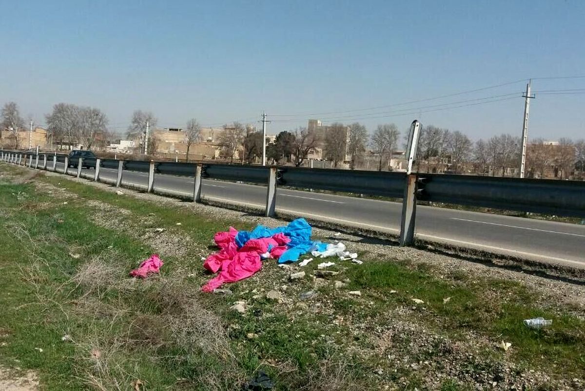 دهها لباس بیمارستانی در اراضی کشاورزی ورامین رها شد