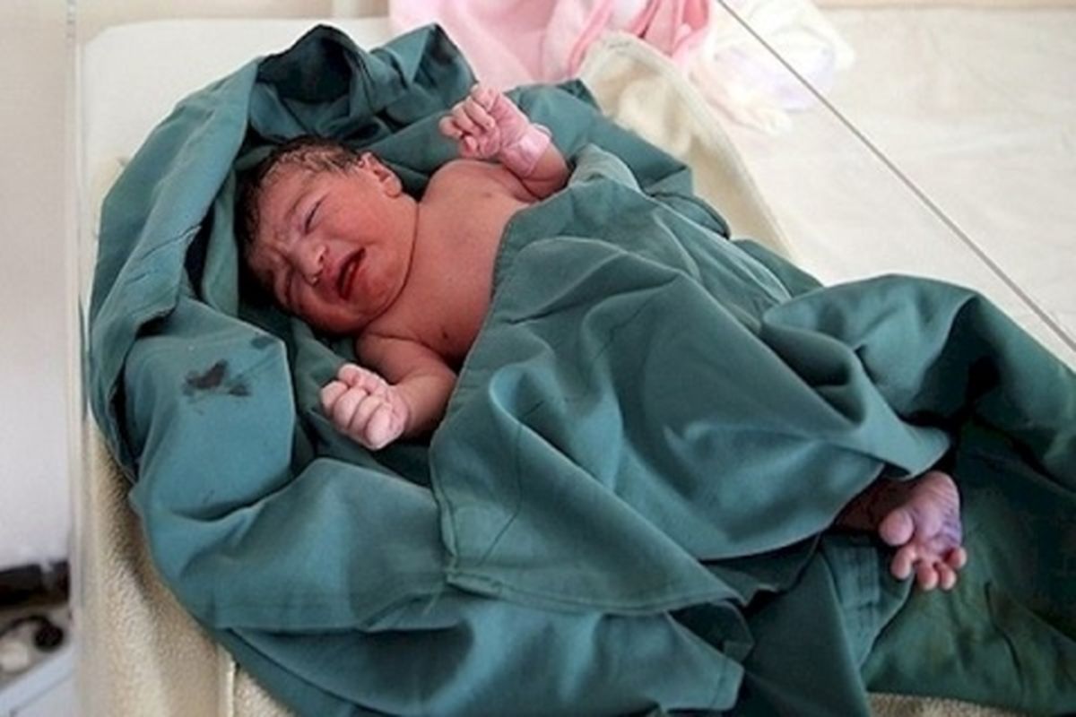 تولد اولین نوزاد در بیمارستان امام حسین(ع) بهارستان