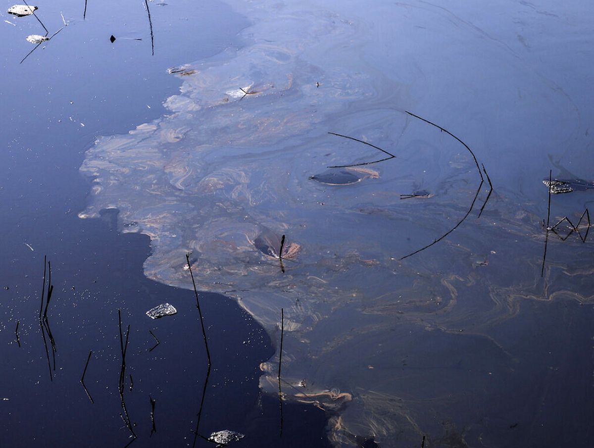 نشت نفت، رودخانه «تنگ تلخ» رامهرمز را آلوده کرد