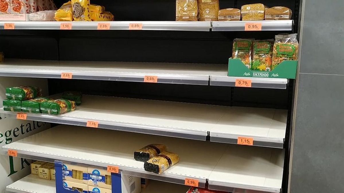 صفوف به هم فشرده مادریدیهای نگران از کرونا در سوپرمارکتها