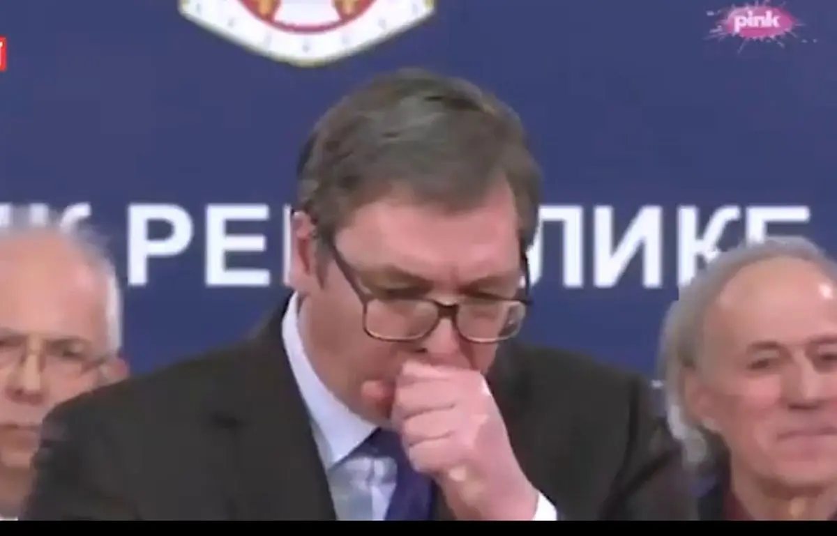 فیلم| سرفه‌های مشکوک رئیس‌جمهور صربستان هنگام سخنرانی