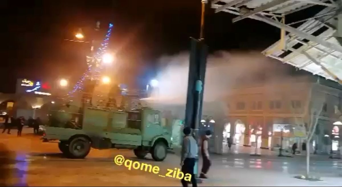 فیلم| ضدعفونی کردن خیابان‌های قم توسط سپاه
