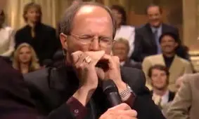 مهارت عجیب و غریب در نوازنده‌ای تنها با یک ساز دهنی کوچک / ویدئو