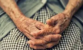 پیرزنی که ۱۹ سال در یک توالت عمومی زندگی کرد!