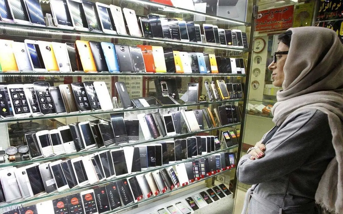 بازار موبایل زیر فشار کرونا کمر خم می کند