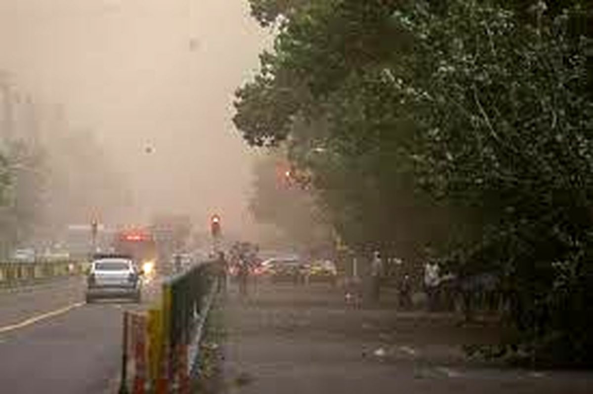 فیلم /شکسته شدن دکل برق براثر توفان امروز تهران در حوالی مالک اشتر در تهران