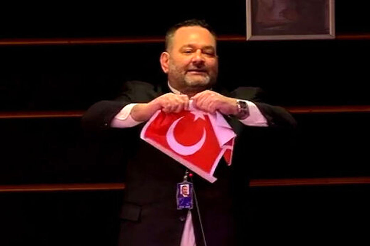 نماینده یونان در پارلمان اروپا پرچم ترکیه را پاره کرد / فیلم