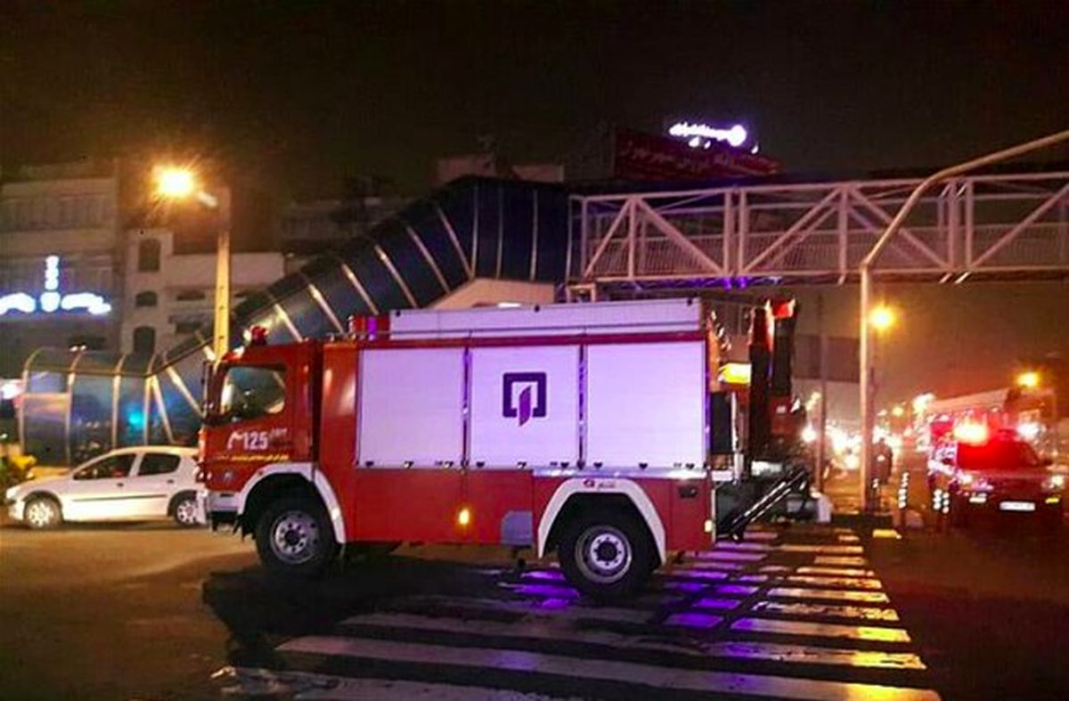 گیرکردن دست زن جوان در میان پلههای پلهبرقی