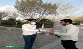 توزیع دستکش رایگان در سی و سه پل اصفهان +تصویر