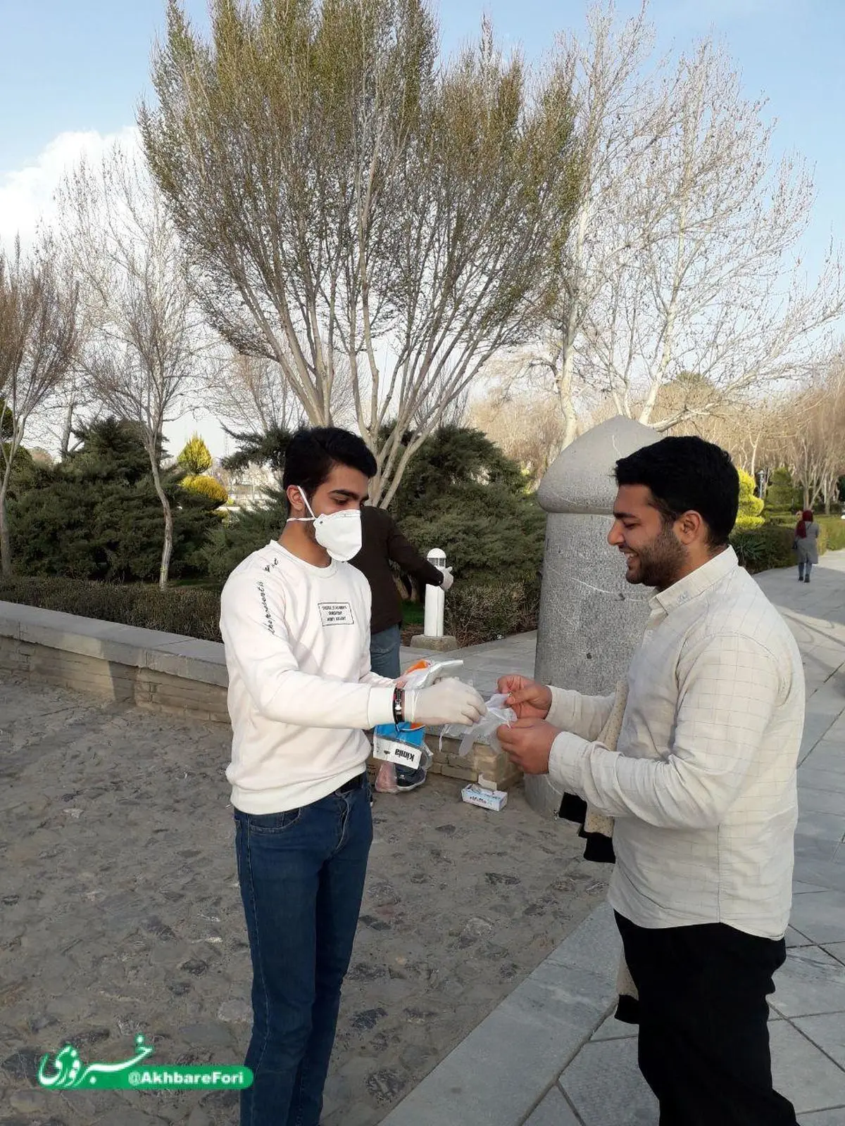 توزیع دستکش رایگان در سی و سه پل اصفهان +تصویر