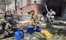 نجات ۴٠ نفر از آتش‌سوزی در یک مجتمع مسکونی
