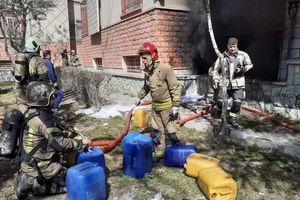 نجات ۴٠ نفر از آتش‌سوزی در یک مجتمع مسکونی